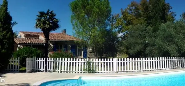 Location d'une maison avec jardin et piscine en campagne