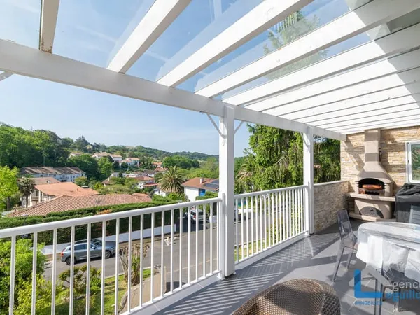 MAISON DE 188 m2 composée d'un T2 et d'un studio, proche Lac