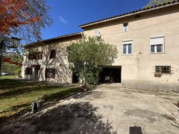 À vendre en exclusivité sur Agnin : Maison de 180 m2 avec garage et atelier.