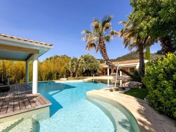 La villa Lagon - villa de plain pied de plus de 270 m2 sur un terrain paysagé de 2400 m2 avec piscin