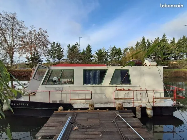 House boat habitable