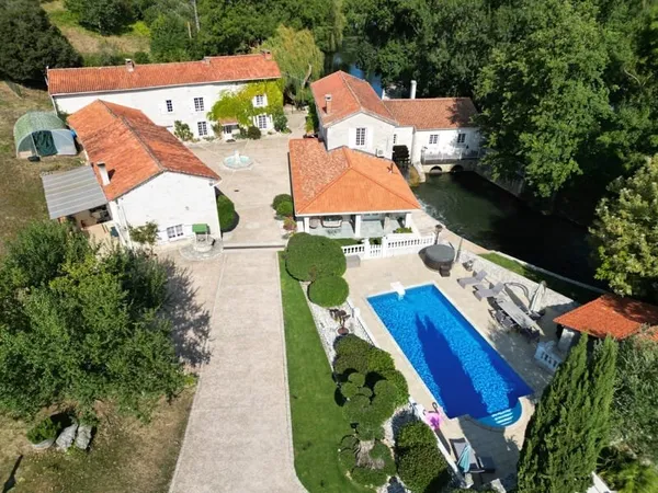 Luxueux complexe de moulins du XVe siècle dans un cadre idyllique