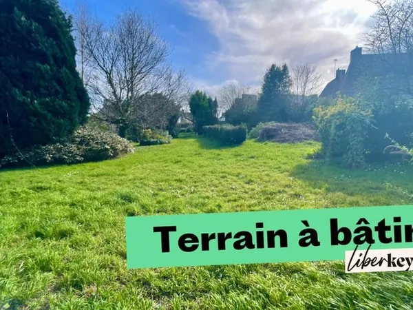 Terrain constructible I 1022 m² I Trélévern bourg