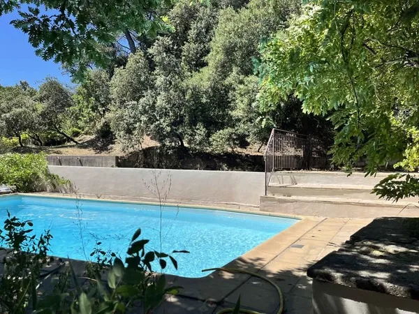 COLLINE DE BAGNOLS SUR CEZE : Grande villa 5 chambres sur te