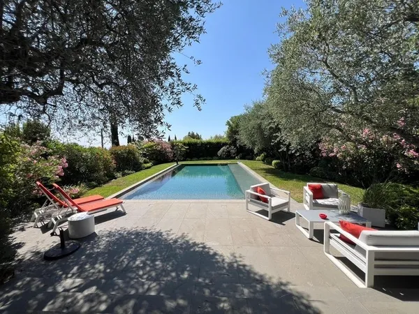 Villa de standing avec studio indépendant et piscine - Le Rouret
