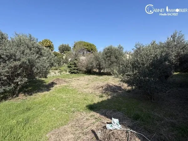 Terrain constructible proche du village