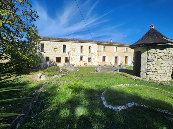 OPPORTUNITÉ - VIAGER, maison en pierre de 196 m2 et dépendances sur jardin