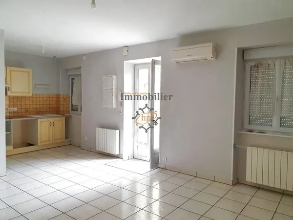 Location appartement type studio en 1er étage avec terrasse partagée