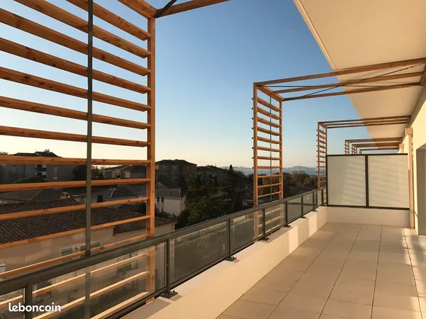 Grand T3 Résidence récente dernier étage terrasse 25m2 vue mer piscine et garage double 72m2