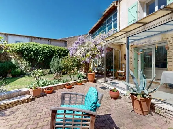 Demeure de caractère 7 pièces avec jardin, garage et piscine
