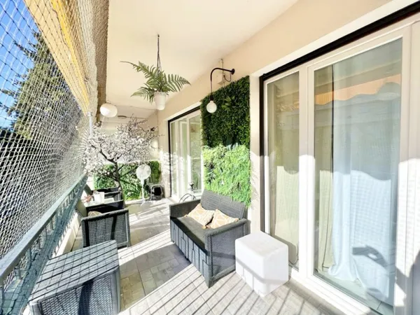CANNET LIMITE CANNES T2 DERNIERE ETAGE REFAIT 58M2 TERRASSE SUD 16M2 / 2 PARKINGS