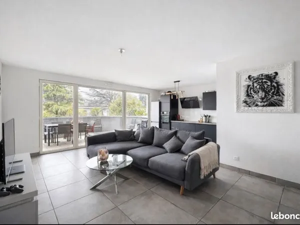 Bel appartement F3 avec balcon et 2 stationnements