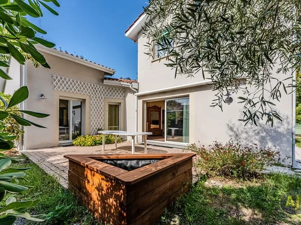 TAUSSAT AU COEUR DU BOURG MAISON 4 CHAMBRES DE 138M²