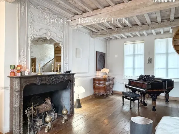 Vieux-Lille, rue Princesse — grande maison familiale de caractère avec cour arborée