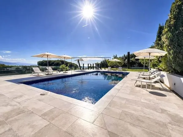 Villa 8 pièces 290 m²