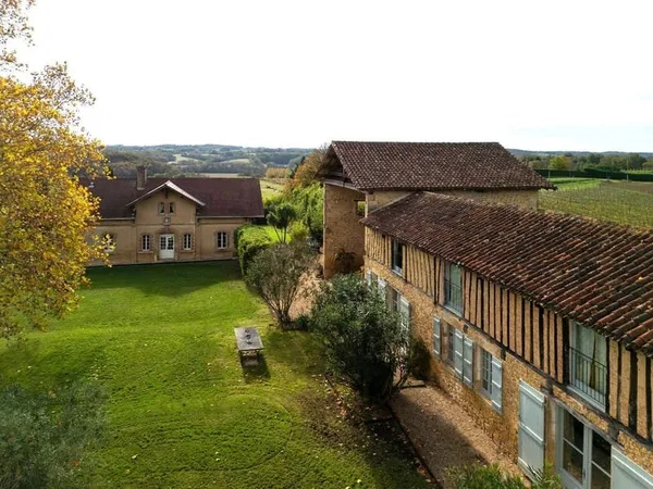 Propriété avec vues époustouflantes et une grande maison d'amis.