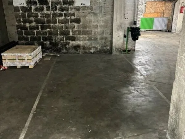 Grandes places de parking à louer