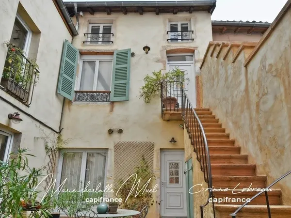Maison de ville avec deux habitations indépendantes et cour privative
