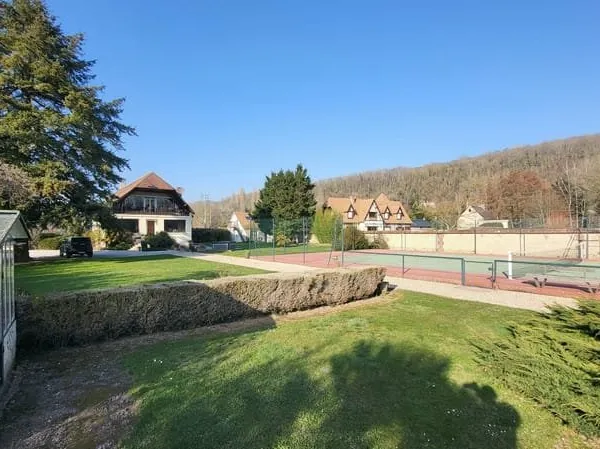 Demeure de ville et village