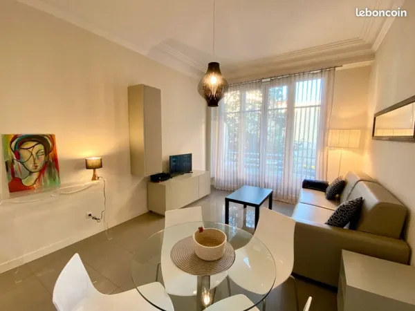 NICE CENTRE. Appartement T2 rénové, meublé et équipé, climatisé, avec ascenseur
