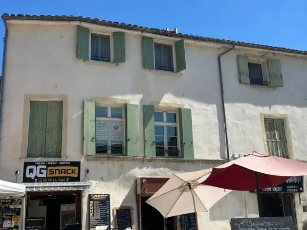 IMMEUBLE DE RAPPORT LOCAUX ET HABITATION - EMPLACEMENT RECHE