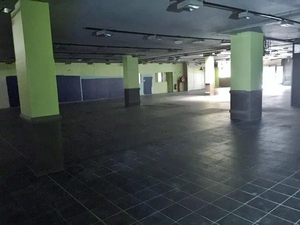 Location locaux commerciaux 2550 m² + Parking - A louer Bollène Centre
