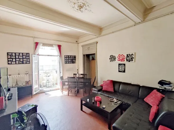 Appartement bourgeois 4 pièces de 139 m2 centre ville de Sè