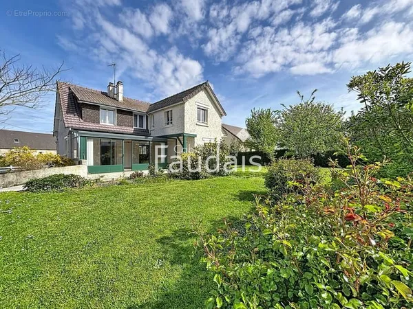 Pavillon familial de 168 m2 avec véranda en centre-ville de ISIGNY SUR MER