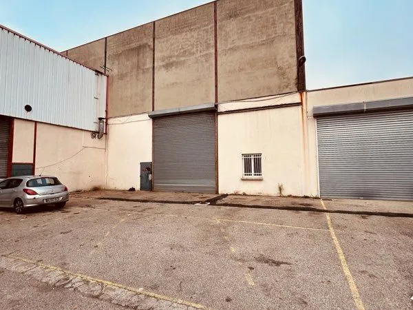 Local 450m2 , 50m2 bureau,parking ,entrée semi