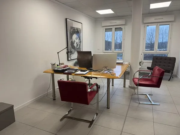 BUREAUX 108M² EGUILLES - PARKING 275 000
