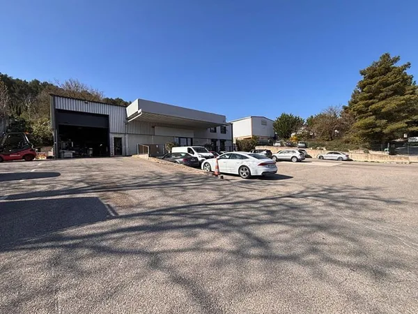 Immeuble commercial 850 m²