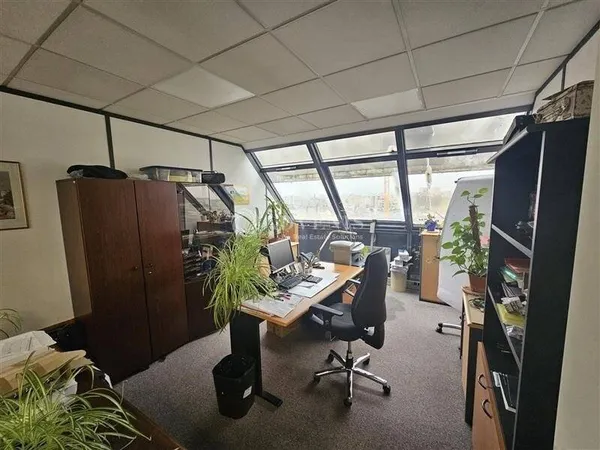 Bureau 690 m²