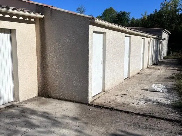 Location grand garage pour stockage et véhicule - 25m2 - 66m3 - porte métal à clé