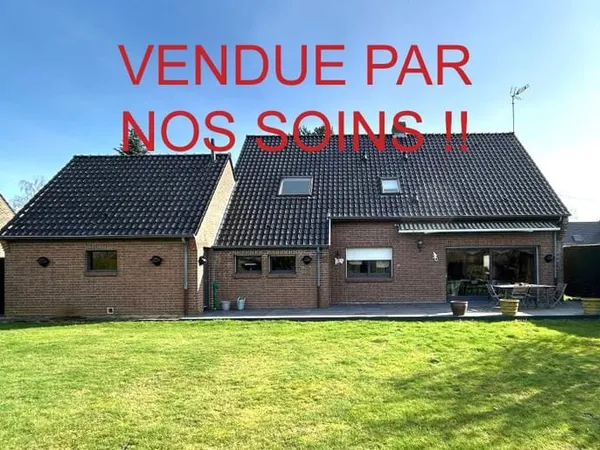 Pavillon individuel d'architecte semi plain pied de 1993 développant 151m2 et bâti sur 1679m2 !!!