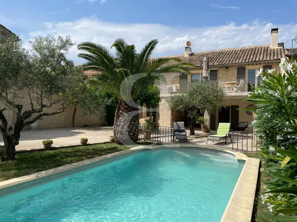 Mas avec piscine et jardin joliment arboré