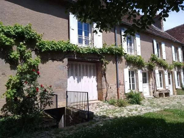 LONGERE DANS VILLAGE NIVERNAIS