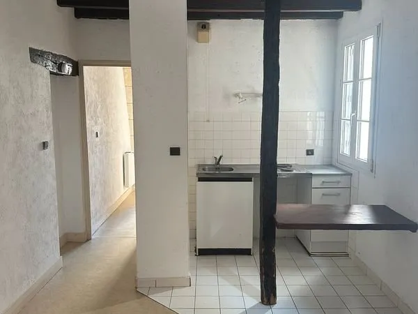 Charmant T2 avec poutres apparentes- [Tours/ Quartier Cathédrale]-31.77 m²