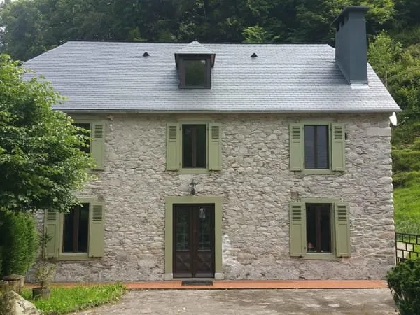 Authentique Maison en Pierre de 1900 avec Sources Privées, Rivière et 2 Hectares dans les Pyrénées