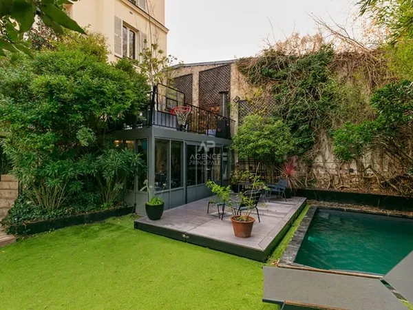 Versailles Notre-Dame Les Prés - Maison 12 pièces 267m² au sol avec terrasse et jardin agrémenté d'u