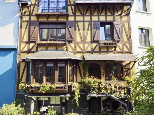 Vends Maison individuelle de 195m² exposée plein sud sur cour privée Paris 14ème- 4 chambres