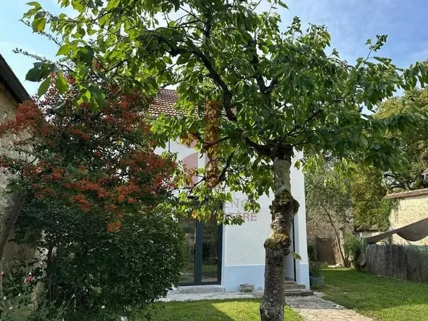 THOMERY - PROCHE FONTAINEBLEAU - PETITE MAISON DE CHARME 70 M² avec JARDIN arboré de 310 m²