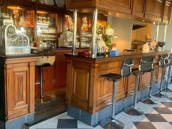 Restaurant 453 m² CHALAIS