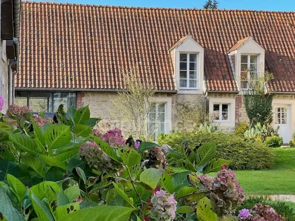 ST-LÉONARD - ENSEMBLE IMMOBILIER - APPART'HOTELS - 8 LOGEMENTS - HABITATION PRINCIPALE 280 M2 - 9 PI