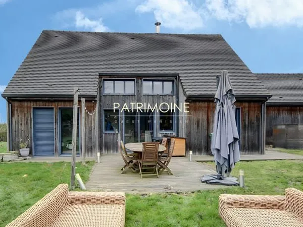 Maison familiale en bois avec grand jardin