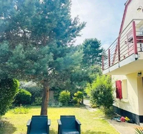 Dans un domaine superbe 3 pièces avec terrasse jardin et parking