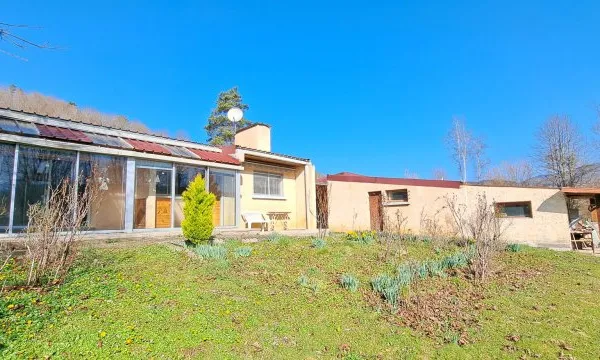 Maison de plain pied avec jardin et garage