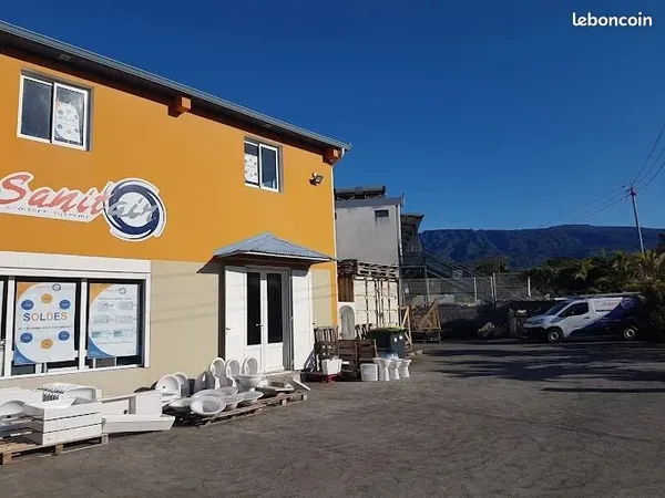 📢 À LOUER : Plateau d'Activités 400 m² - Emplacement Stratégique (Trois Mares)