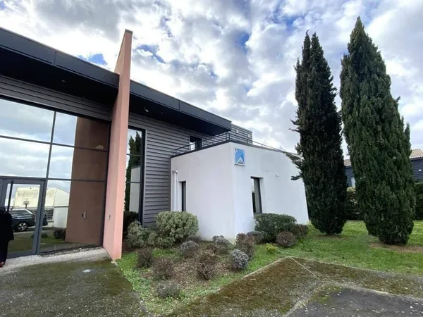 Bureau 949 m²