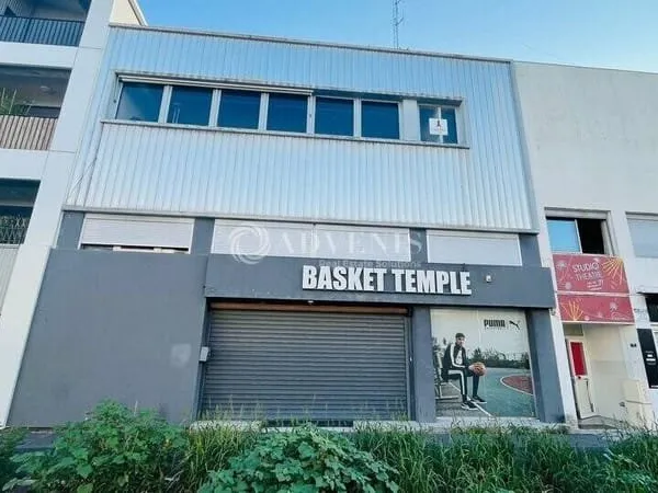 Local commercial 689 m²