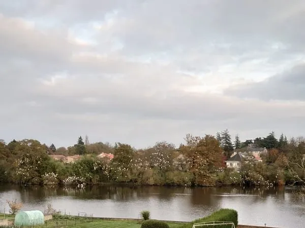ETANG AVEC ANCIEN MOULIN EN RUINES